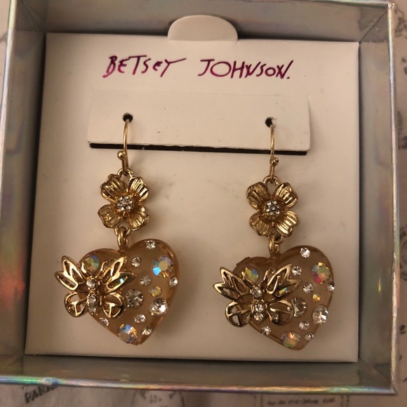 Betsey Johnson Gold Tone Lucite Heart With Flower & Butterfly Drop Earrings NIB - Picture 2 of 12